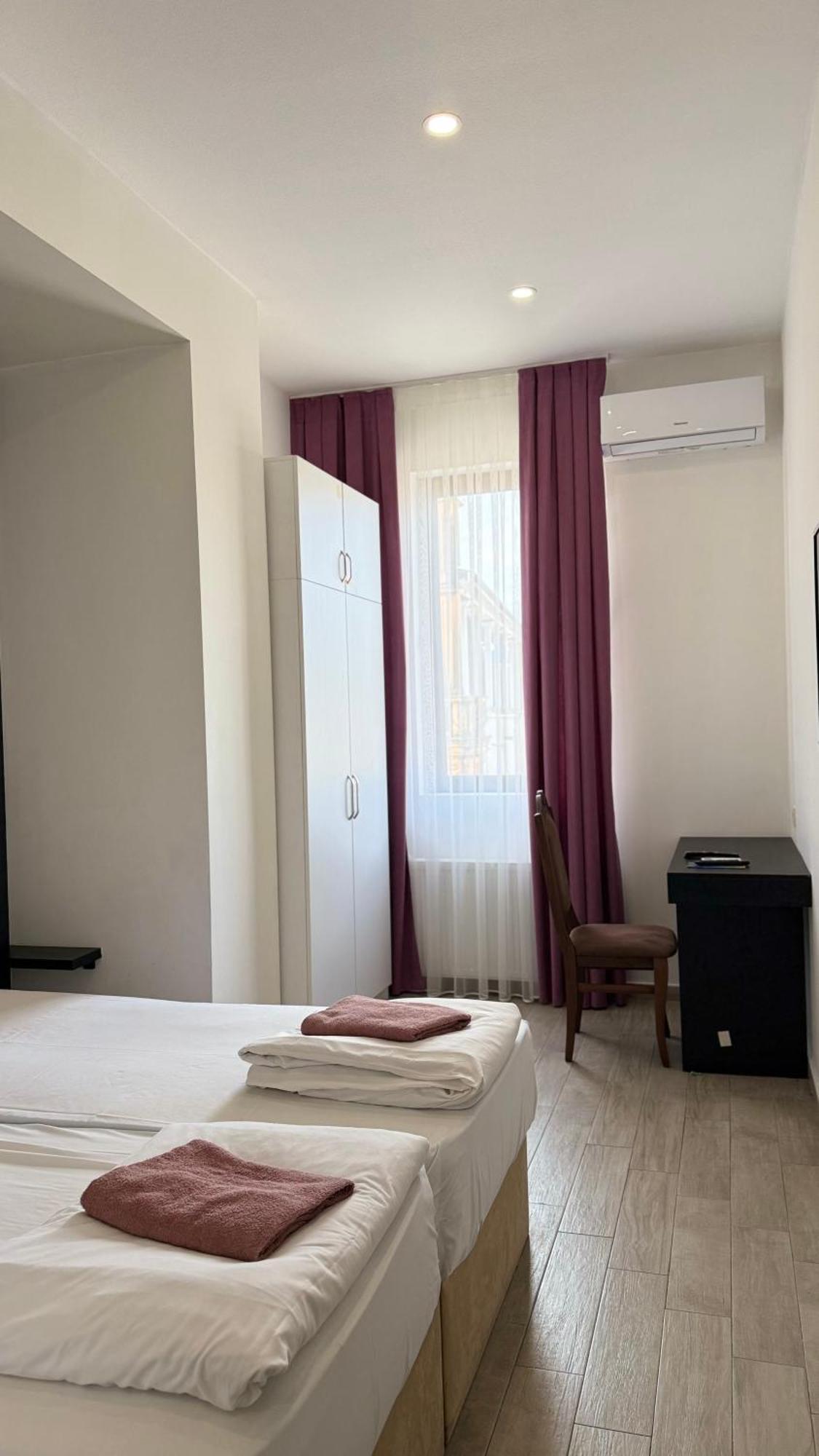 Star Hotel Koetaisi Buitenkant foto