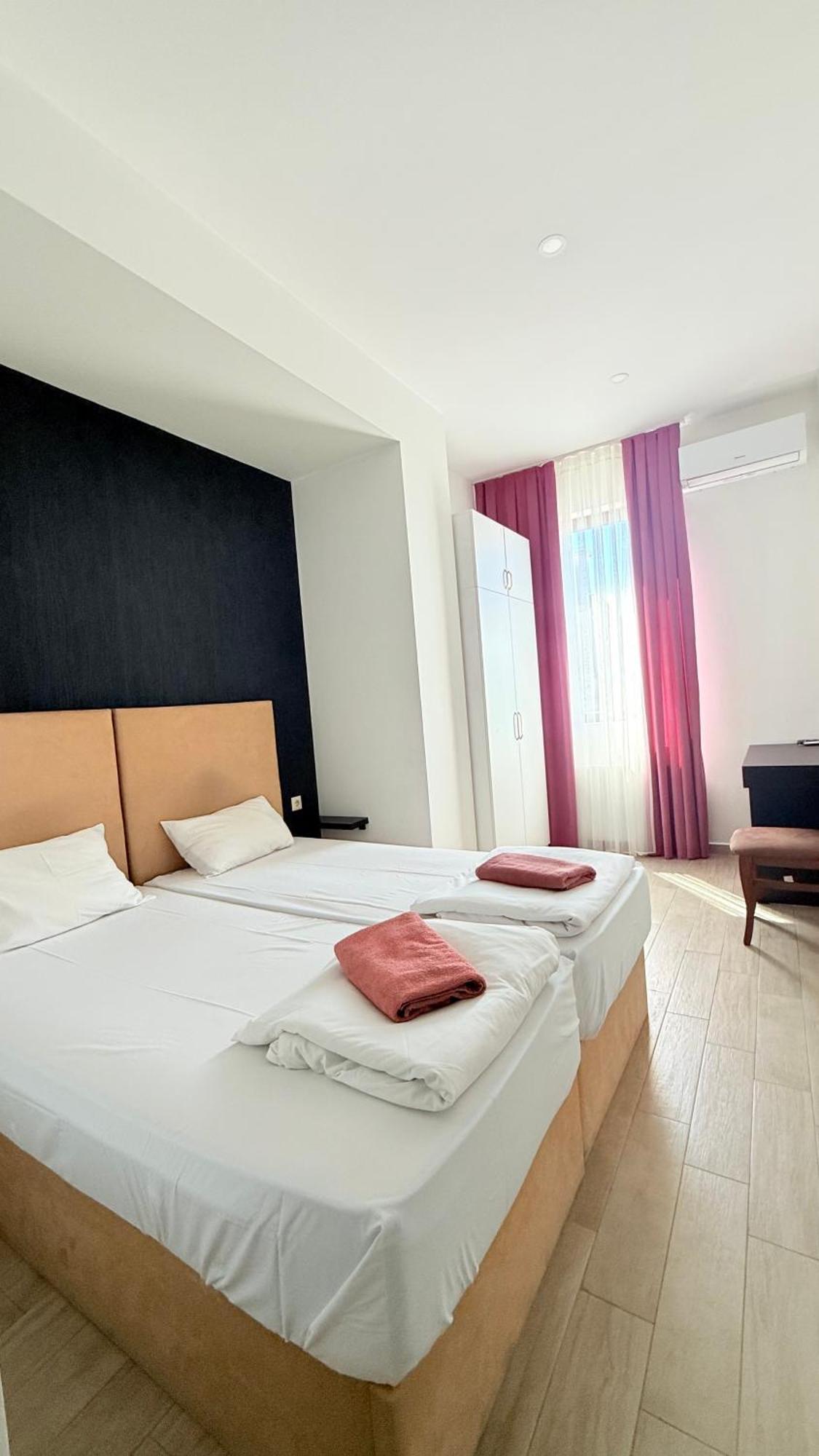 Star Hotel Koetaisi Buitenkant foto